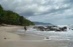 Caminhando na praia de Santa Teresa, na península de Nicoya - Costa Rica Caminhando na praia de Santa Teresa, na península de Nicoya - Costa Rica