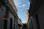 Caminhando nas ruas centrais de  Havana, capital de Cuba