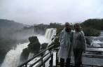Caminhando no trilha superior das cataratas no Parque Nacional Iguazu, em Puerto Iguazu - Argentina