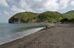 Caminhando pela praia de Little Bay até o porto onde está o barco de mergulho, em Montserrat, no Caribe