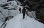 Caminhando sobre a geleira Vatnajokull, no parque de Skaftafell, no sul da Islândia