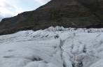 Caminhando sobre a gigantesca geleira Vatnajokull, no parque de Skaftafell, no sul da Islândia