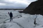 Caminhando sobre a maior geleira da Europa, a Vatnajokull, no parque de Skaftafell, no sul da Islândia