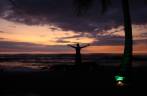 Celebrando o espetáculo do fim de tarde na praia de Santa Tereza, no litoral Pacífico da Costa Rica, península de Nicoya