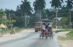 Charretes de passageiros, visão comum nas estradas de Cuba (viagem entre Trinidad e Camaguey)