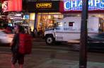 Chegando à Times Square, em Nova Iorque, nos Estados Unidos Chegando à Times Square, em Nova Iorque, nos Estados Unidos