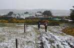 Com o Jeff, caminhando em terreno nevado em Port Stanley, a capital de Falkland