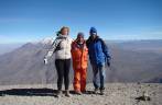 Com o José, nosso guia, a 5.830 metros de altitude, no topo do vulcão El Mistí, em Arequipa - Peru