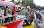 Com o Rodrigo, observando barco de Mariachis em Xochimilco, na Cidade do México