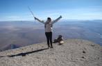 Comemorando a chegada ao topo do vulcão El Mistí, em Arequipa - Peru