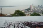 Comparação da Guayaquil de hoje com a Guayaquil de 1880, retratada num enorme painel no alto da Penha(Equador)