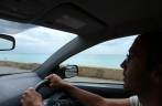 Conduzindo em mão inglesa no litoral da Jamaica Conduzindo em mão inglesa no litoral da Jamaica