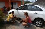 Consertando o pneu furado em Viñales, no oeste de Cuba