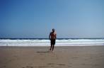 Correndo na praia depois do banho gelado na Playa Brava em Iquique, no norte do Chile
