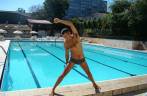 Criando coragem para entrar na piscina em Caxambu - MG