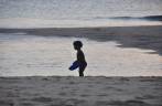 Criança brincando na Ponta do Mutá durante o pôr-do-sol, em Barra Grande, Península do Maraú - BA