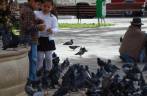 Crianças e pombos na Plaza de Armas, em Tarija - Bolívia
