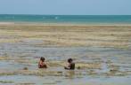 Crianças se divertem na praia durante a maré seca, na Ilha de Boipeba - BA