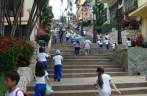 Crianças sobem em disparada as escadarias da Penha, em Guayaquil, no Equador