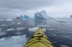 De volta à água, agora para remar entre o gelo de Kinnes Cove, na Antártida
