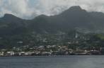 Deixando para trás Kingstown, a capital de São Vicente, no Caribe