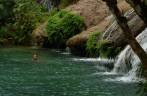 Delicioso banho num dos poços da Cascata del Nicho, próxima à Cienfuegos, em Cuba Delicioso banho num dos poços da Cascata del Nicho, próxima à Cienfuegos, em Cuba
