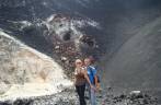 Dentro da cratera do vulcão Cerro Negro, com a imagem do monstro enterrado, ao fundo (próximo à León, na Nicarágua) Dentro da cratera do vulcão Cerro Negro, com a imagem do monstro enterrado, ao fundo (próximo à León, na Nicarágua)