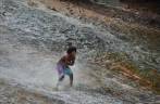 Descendo de pé o Escorregador do Ribeirão do Meio, em Lençóis, na Chapada Diamantina - BA