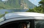 Dirigindo em Soufriere, região das montanhas Piton, no sul de Santa Lúcia, no Caribe Dirigindo em Soufriere, região das montanhas Piton, no sul de Santa Lúcia, no Caribe