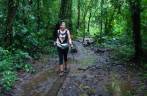 Driblando o barro em trilha no Parque Nacional Tenorio, no norte da Costa Rica Driblando o barro em trilha no Parque Nacional Tenorio, no norte da Costa Rica