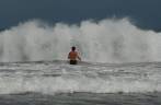 Enfrentando as ondas da praia de Grande Anse, na região de Tròis Rivières, sul de Basse Terre, em Guadalupe
