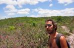 Enfrentando o sol quente na trilha para o Lapão, em Lençóis, na Chapada Diamantina - BA