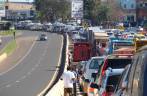 Engarrafamento para se chegar à Ponte da Amizade, que liga o Brasil ao Paraguai, em Foz do Iguaçu - PR Engarrafamento para se chegar à Ponte da Amizade, que liga o Brasil ao Paraguai, em Foz do Iguaçu - PR