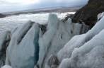 Enormes blocos de gelo em movimento na geleira Vatnajokull, no parque de Skaftafell, no sul da Islândia