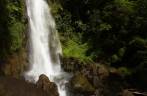 Entrando em piscina natural na base de uma das Trafalgar Falls, no Trois Pitons National Park, em Dominica, no Caribe Entrando em piscina natural na base de uma das Trafalgar Falls, no Trois Pitons National Park, em Dominica, no Caribe