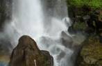Entrando em piscina natural na base de uma das Trafalgar Falls, no Trois Pitons National Park, em Dominica, no Caribe Entrando em piscina natural na base de uma das Trafalgar Falls, no Trois Pitons National Park, em Dominica, no Caribe