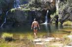 Entrando na Cachoeira do Guedes, no Parque Nacional da Serra do Cipó - MG