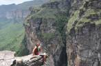 Equilibrando-se num dos mirantes do Cachoeirão, no Vale do Pati, na Chapada Diamantina - BA