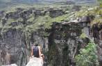 Equilibrando-se num dos mirantes do Cachoeirão, no Vale do Pati, na Chapada Diamantina - BA