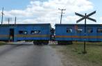 Esperando o trem passar, na viagem entre Trinidad e Camaguey, em Cuba