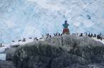 Estátua em homenagem aos tripulantes do Endurance que passaram vários meses em Point Wild, em Elephant Island, na Antártida