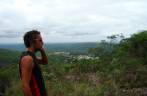 Falando no celular no alto da trilha em Lençóis, na Chapada Diamantina - BA