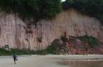 Falésias na baía dos Golfinhos, em Praia da Pipa - RN