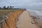 Falésias na praia de Costa Dourada, extremo sul da Bahia