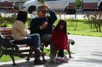 FamÃlia descansa na Plaza de Armas, em Tarija - BolÃvia FamÃlia descansa na Plaza de Armas, em Tarija - BolÃvia