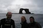 Fim de mergulho na Isla Darwin, em Galápagos. Atrás, o famoso Arco de Darwin