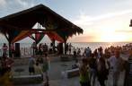 Fim de tarde com banda de música no Rick's Cafe, em West End, em Negril, na Jamaica Fim de tarde com banda de música no Rick's Cafe, em West End, em Negril, na Jamaica