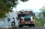 Finalmente, chega o nosso ônibus que nos levará à entrada do Canyon de Somoto, na Nicarágua Finalmente, chega o nosso ônibus que nos levará à entrada do Canyon de Somoto, na Nicarágua