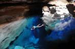 Flutuando nas águas transparentes do Poço Azul, próximo à Andaraí, na Chapada Diamantina - BA