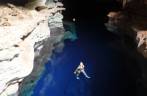 Flutuando nas águas transparentes do Poço Azul, próximo à Andaraí, na Chapada Diamantina - BA